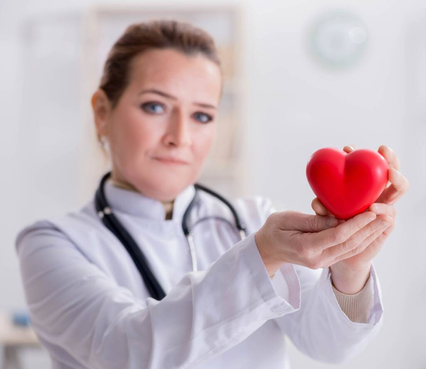 Καρδιολόγος με κόκκινη καρδιά στην ιατρική έννοια - Φωτογραφία, εικόνα