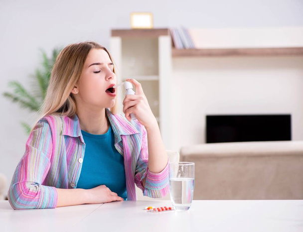 Mujer joven que usa inhalador para hacer frente al asma - Foto, Imagen