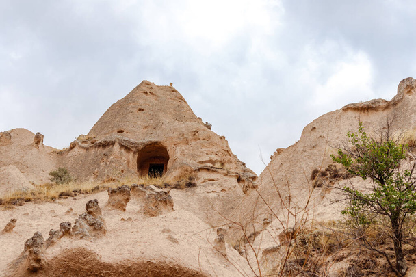 Goreme, Cappfucia, Turkey 23 августа 2019 года: Скальный монастырь в Зельве. Музей под открытым небом. Земные пирамиды Каппадокии. Концепция туризма - Фото, изображение