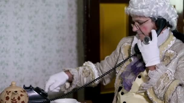 άνθρωπος από το 19ο αιώνα κλήση ενός αριθμού τηλεφώνου - Πλάνα, βίντεο