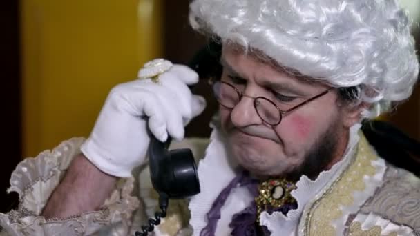 Hombre del siglo XIX hablando por teléfono
 - Metraje, vídeo