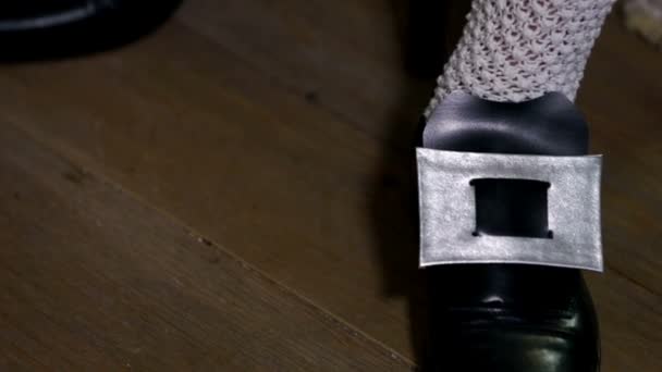 Detalle del emblema del zapato
 - Metraje, vídeo