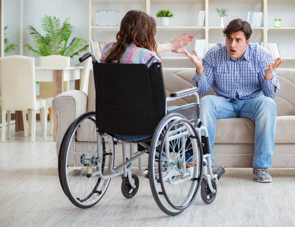 Disabili disperati sulla sedia a rotelle - Foto, immagini