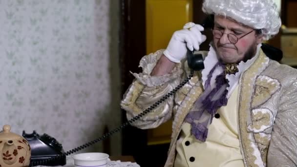 Людина розмовляє по телефону в 19 столітті
 - Кадри, відео