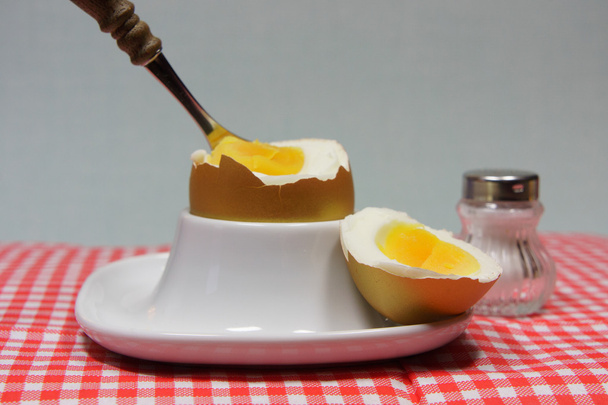 złote jajko jajko Cup na czerwone serwetki wzorzyste - Zdjęcie, obraz