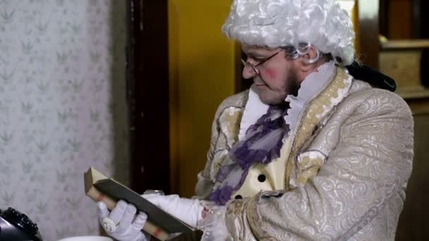 man uit de 19e eeuw is het lezen van een boek - Video