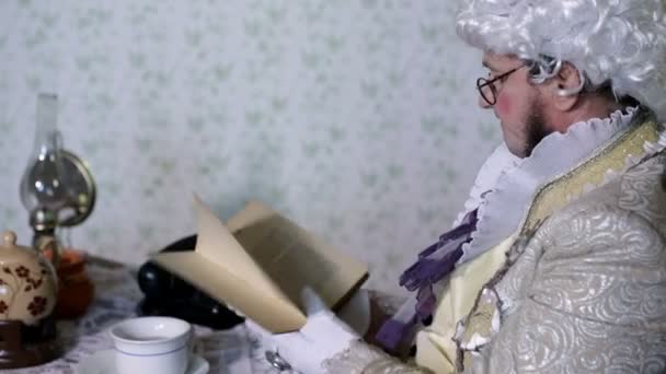 Hombre del siglo XIX leyendo de un cuaderno
 - Metraje, vídeo