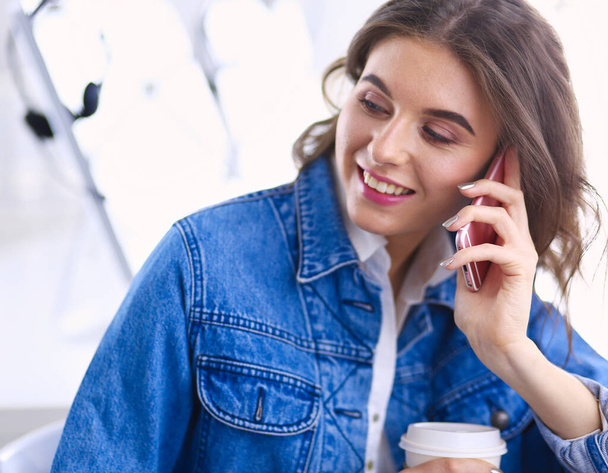 Young businesswoman talking on the phone in coffee shop - Φωτογραφία, εικόνα