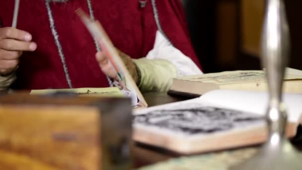 Mann macht sich Notizen mit Skizzen aus Arbeitsbuch - Filmmaterial, Video