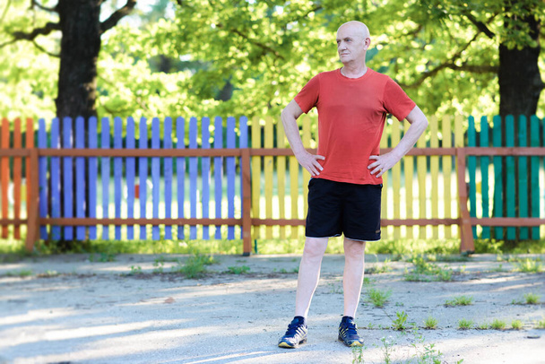 Retrato de un hombre mayor activo feliz posando después de hacer ejercicio al aire libre
 - Foto, imagen