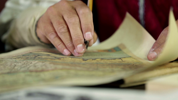 zwei Männer versuchen, eine alte Landkarte herauszufinden - Filmmaterial, Video