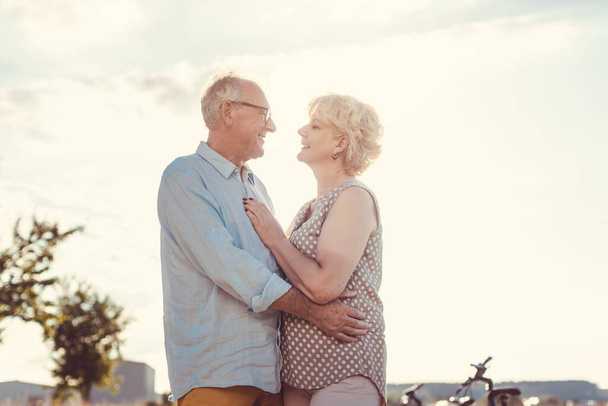 Senior Mann liebt seine Frau noch immer und umarmt sie - Foto, Bild
