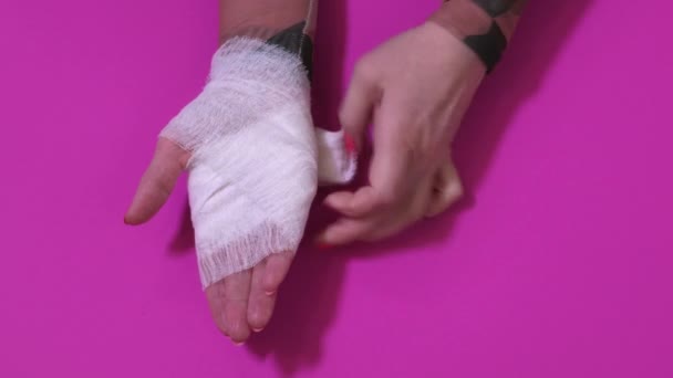 Γυναίκα με γάζα τυλιγμένη γύρω από το χέρι της - Πλάνα, βίντεο