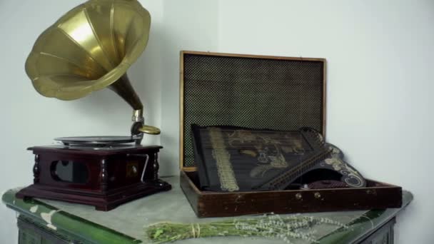 altes Grammophon mit altem Schrein - Filmmaterial, Video