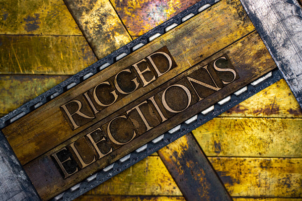 Rigged Elections κείμενο που σχηματίζεται με πραγματικά αυθεντικά δακτυλογραφημένα γράμματα σε vintage υφή ασημί grunge χαλκού και χρυσό φόντο - Φωτογραφία, εικόνα