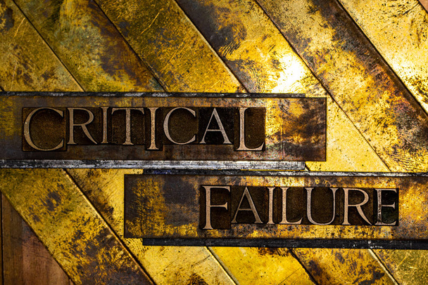 Texto de fallo crítico formado con letras tipográficas auténticas reales sobre fondo de cobre y oro grunge plateado texturizado vintage
 - Foto, imagen