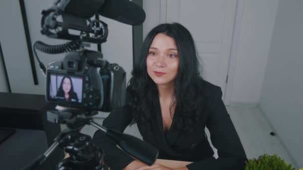 Jonge vrouw blogger opname video voor internet vlog met behulp van professionele camera. vrouw video vlogger praten met camera thuis - Video