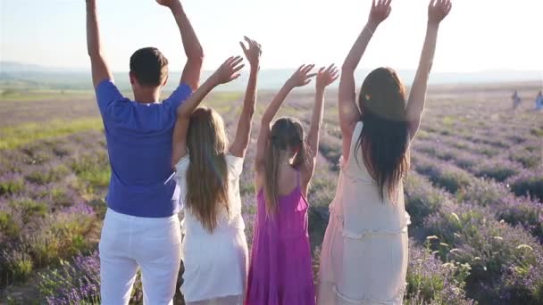 Rodina v levandulových květinách pole na západě slunce - Záběry, video