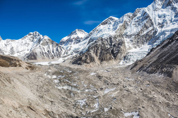 エベレストベースキャンプに向かう途中のクムブ氷河。ヒマラヤ山脈、ネパール - 写真・画像