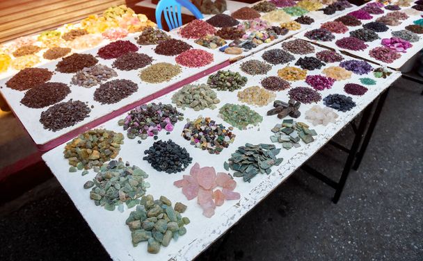Mezclar forma y piedras preciosas minerales de colores en el mercado de la joyería con iluminación exterior
. - Foto, Imagen
