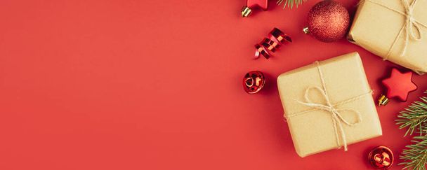 Fondo de Navidad de cajas de regalo, bolas rojas, serpentina sobre un fondo rojo. Decoraciones navideñas festivas. Fondo de Navidad. Plano del cartel, postal. El apartamento estaba mintiendo. Copiar espacio - Foto, imagen