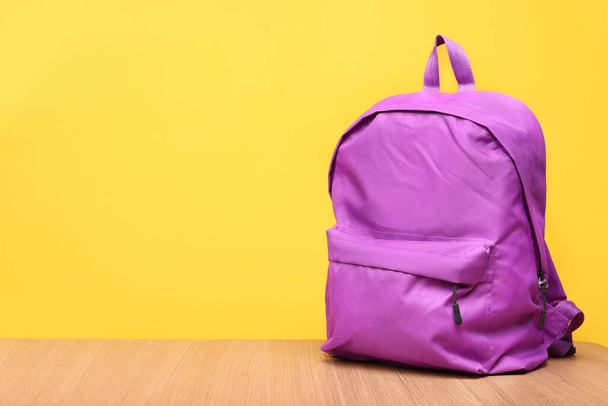 Sarı arka planda okul çantası. Metin için yer - Fotoğraf, Görsel