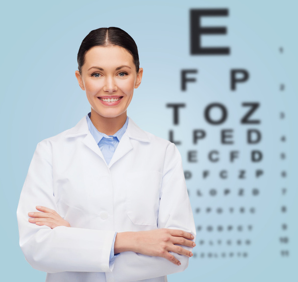 Smiling female doctor with eye chart - Foto, afbeelding