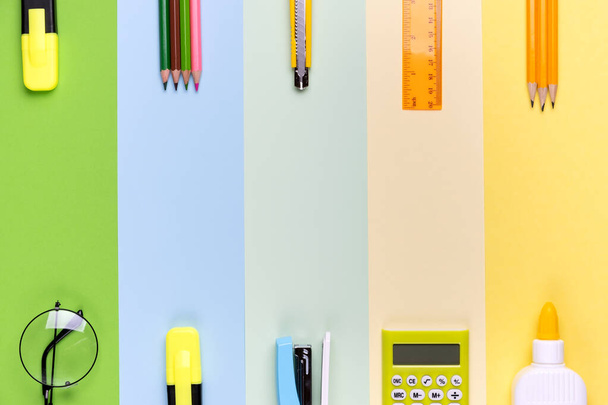 Diferentes herramientas escolares en colorido papel copia espacio de fondo. - Foto, imagen