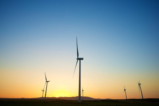 Větrné mlýny pro výrobu elektrické energie, provincie Zaragoza, Aragon ve Španělsku. - Fotografie, Obrázek