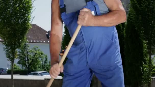 Blue-collar worker at sweeping - Footage, Video