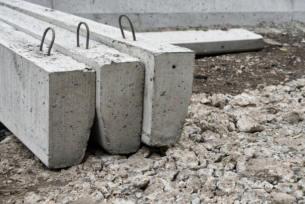 nowe betonowe bloki i krawężniki do budowy dróg - Zdjęcie, obraz