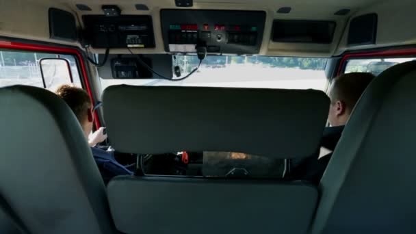 je firetruck kokpitu s řidičem a spolujezdcem - Záběry, video