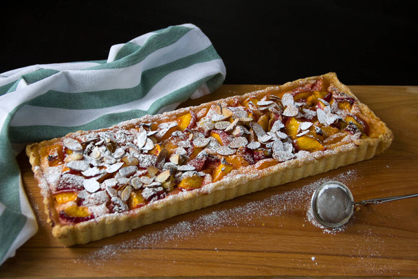 Sobremesa, torta de massa com queijo cottage e frutas de verão, figos, pêssegos, damascos
 - Foto, Imagem