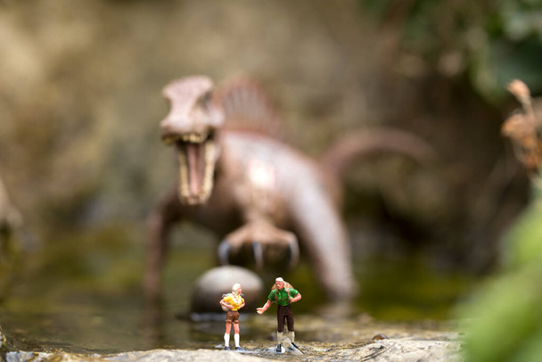 Scale malli dinosaurus ja ihmiset luvut - Valokuva, kuva