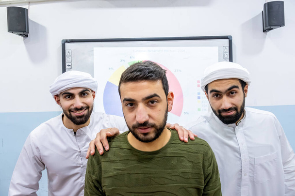Група арабських друзів, які готують презентацію перемикача
 - Фото, зображення