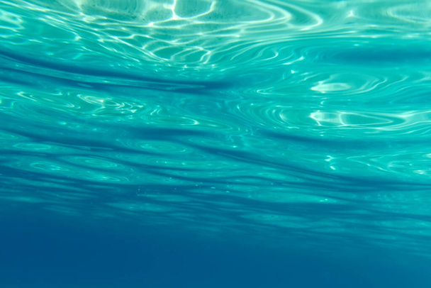 Heure d'été sous l'eau de mer avec un rayon de soleil de la surface pour un concept de fond - Photo, image