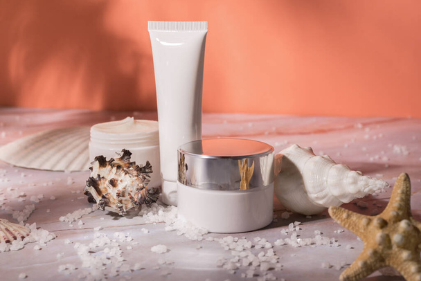 Sea Salt Skin Care Cosmetics bouteille sur un fond de marbre. Maquette de crème naturelle de la mer Morte. - Photo, image