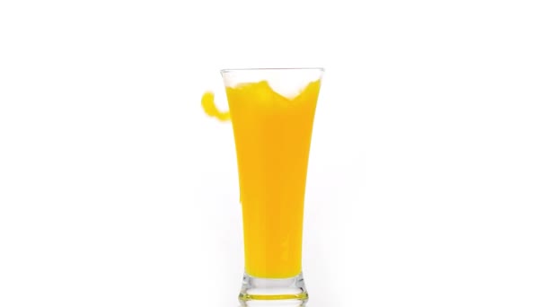 Cubo de hielo cayendo en jugo de naranja
 - Imágenes, Vídeo