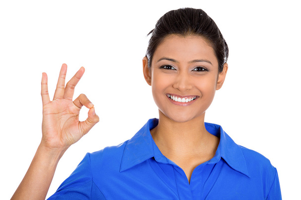 Femme souriante donnant signe OK
 - Photo, image