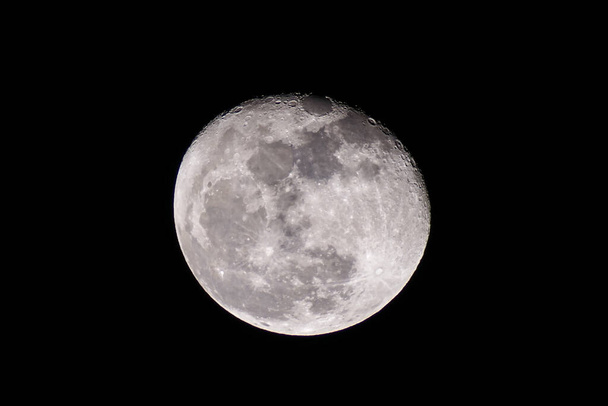 Waning Gibbous Φάση Σελήνης, φωτογραφήθηκε μέσα από τηλεσκόπιο 900 mm. 7 Ιουλίου 2020 - Φωτογραφία, εικόνα