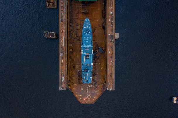 Riga, Lettonia. 20 luglio 2020. Veduta aerea della nave militare riparata in bacino di carenaggio. Bella vista aerea industriale della nave. - Foto, immagini