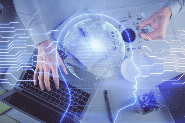 Doble exposición de las manos del hombre escribiendo sobre el teclado de la computadora y el dibujo del holograma cerebral. Vista superior. Concepto de Ai y tecnología de datos. - Foto, Imagen