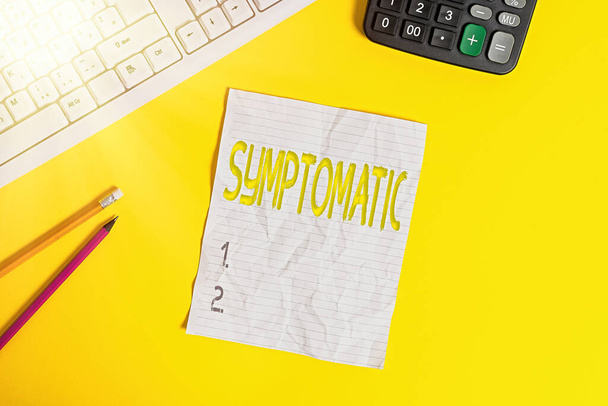 Schreiben Notiz zeigt Symptomatisch. Geschäftsfotos, die als Symptom oder Zeichen für etwas besonders Unerwünschtes dienen Kopierplatz auf Notizbuch über gelbem Hintergrund mit Tastatur auf dem Tisch. - Foto, Bild