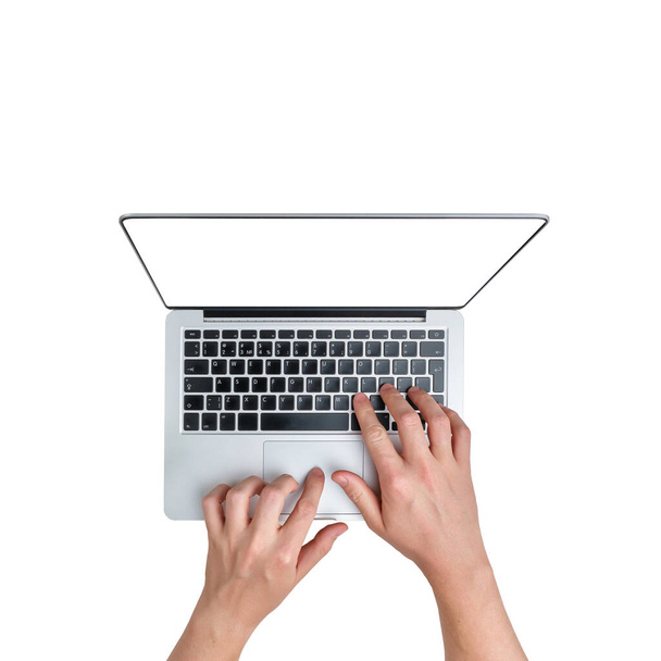 Χέρια σε ένα φορητό υπολογιστή με κορυφαία θέα σε λευκό φόντο. Μεμονωμένα. - Φωτογραφία, εικόνα