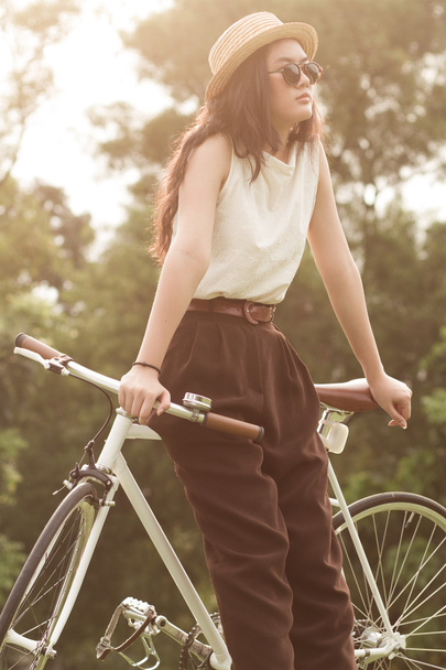 Жінка сидить на велосипеді
. - Фото, зображення