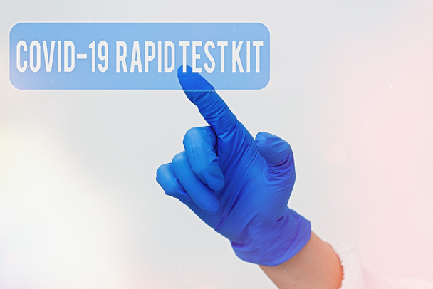 Kézírás szöveg Rapid Test Kit. Koncepció jelentése Sürgősségi orvosi diagnosztikai berendezés, amely gyors eredményeket mutat Üres matrica papír kiegészítők megjelenítése okostelefon orvosi kesztyűvel. - Fotó, kép