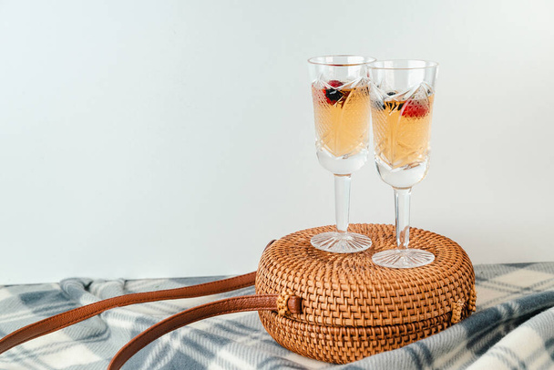 Vintage Wineglass con vino y bayas vista superior aislar sobre fondo blanco.Verano bebidas frescas. espacio para texto
.  - Foto, imagen