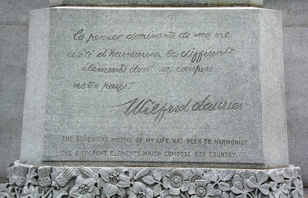 MONTREAL QUEBEC KANADA - 05 07 2020: Sir Wilfrid Laurier Memorial von Joseph-Emile Brunet am Dorchester Square. Wilfrid Laurier war ein Befürworter eines frühen Freihandelsabkommens mit den Vereinigten Staaten - Foto, Bild