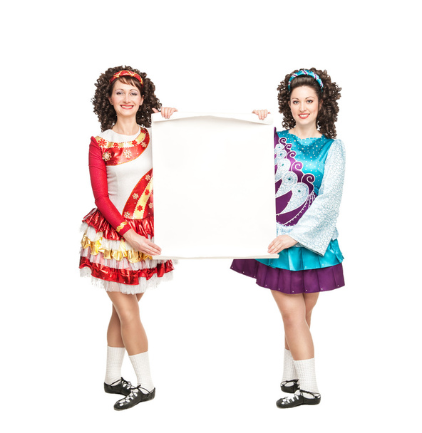 Due giovani donne in abiti da ballo irlandesi con carta vuota
 - Foto, immagini
