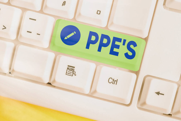 Ppe Pを示すテキスト記号があります。コンセプト写真健康と安全上の危険から保護するための専門機器空のコピースペースに配置されたアクセサリーと異なる色のキーボードキー. - 写真・画像